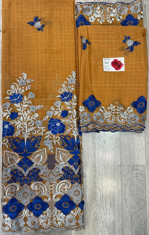 Salouva – Broderie Royale Bleu et Argent sur Fond Moutarde